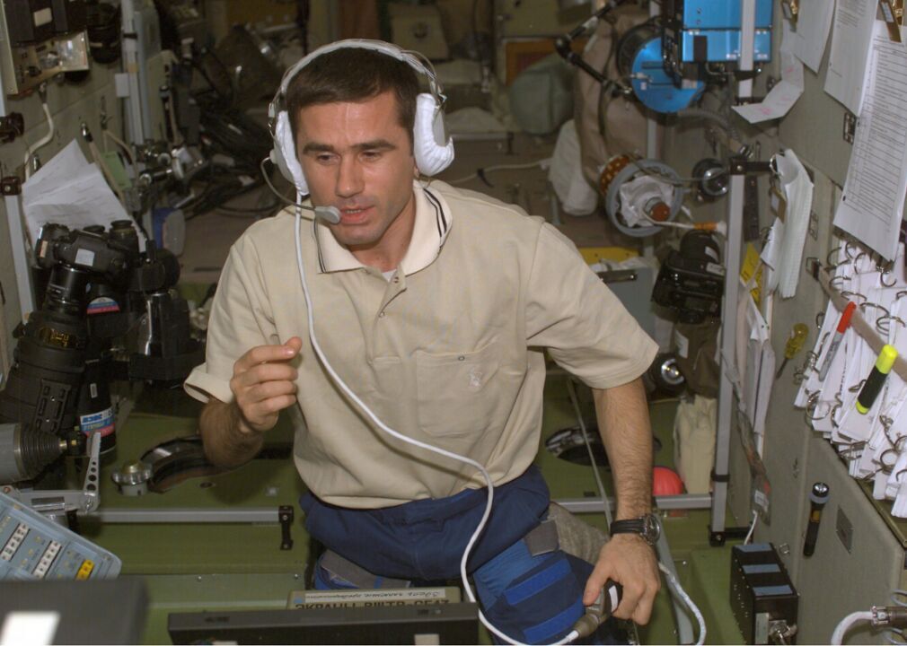 2003: First man marries in space